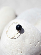 Cargar imagen en el visor de la galería, Pendientes de aro de 30mm bañados en Oro con detalle bola cristal de Onix negro.