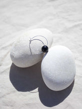 Cargar imagen en el visor de la galería, Pendientes aro de 30mm bañados en plata con bola de ónix negro