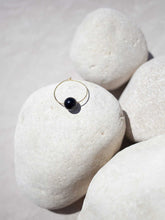 Cargar imagen en el visor de la galería, Pendientes de aro de 30mm bañados en Oro con detalle bola cristal de Onix negro.