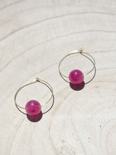 Cargar imagen en el visor de la galería, Pendientes de aro de 30mm bañados en Oro con detalle bola cristal fucsia.