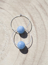 Cargar imagen en el visor de la galería, Pendientes aro de 30mm bañados en plata con bola de cristal azúl