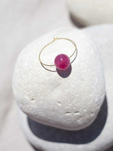 Cargar imagen en el visor de la galería, Pendientes de aro de 30mm bañados en Oro con detalle bola cristal fucsia.