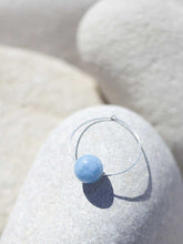 Cargar imagen en el visor de la galería, Pendientes aro de 30mm bañados en plata con bola de cristal azúl