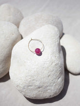 Cargar imagen en el visor de la galería, Pendientes de aro de 30mm bañados en Oro con detalle bola cristal fucsia.