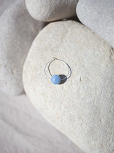 Cargar imagen en el visor de la galería, Pendientes aro de 30mm bañados en plata con bola de cristal azúl