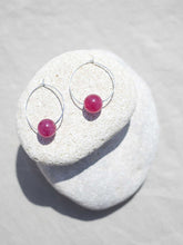 Cargar imagen en el visor de la galería, Pendientes aro de 30mm bañados en plata con bola de cristal fucsia