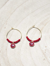 Cargar imagen en el visor de la galería, Aros de 20mm bañados en Oro con detalle de pieza circular esmaltada 8mm granate y cristal 2mm granate.
