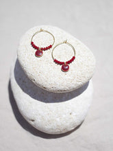 Cargar imagen en el visor de la galería, Aros de 20mm bañados en Oro con detalle de pieza circular esmaltada 8mm granate y cristal 2mm granate.