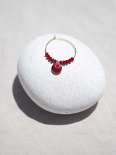 Cargar imagen en el visor de la galería, Aros de 20mm bañados en Oro con detalle de pieza circular esmaltada 8mm granate y cristal 2mm granate.