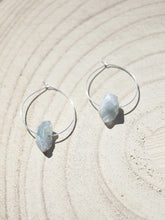 Cargar imagen en el visor de la galería, Pendientes aro bañados en plata con roca verde mar