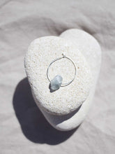 Cargar imagen en el visor de la galería, Pendientes aro bañados en plata con roca verde mar