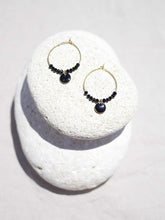 Cargar imagen en el visor de la galería, Aros de 20mm bañados en Oro con detalle de pieza circular esmaltada 8mm negro y cristal 2mm negro.