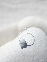 Cargar imagen en el visor de la galería, Pendientes aro bañados en plata con roca verde mar
