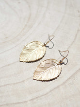 Cargar imagen en el visor de la galería, Pendientes con Hoja maxi 32x22mm bañada en Oro mate.