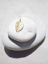 Cargar imagen en el visor de la galería, Pendientes con Hoja maxi 32x22mm bañada en Oro mate.