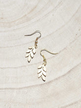 Cargar imagen en el visor de la galería, Pendientes con Hoja mini 20x10mm bañada en Oro mate.