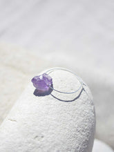 Cargar imagen en el visor de la galería, Pendientes aro bañados en plata con amatista en roca