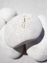 Cargar imagen en el visor de la galería, Pendientes con Hoja mini 20x10mm bañada en Oro mate.