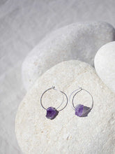 Cargar imagen en el visor de la galería, Pendientes aro bañados en plata con amatista en roca