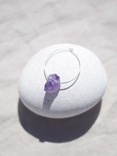 Cargar imagen en el visor de la galería, Pendientes aro bañados en plata con amatista en roca