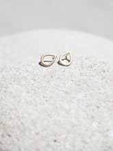 Cargar imagen en el visor de la galería, Pendientes lágrima 8x6mm bañada en Oro mate.