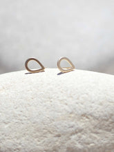 Cargar imagen en el visor de la galería, Pendientes lágrima 8x6mm bañada en Oro mate.