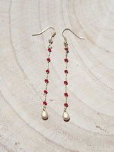 Cargar imagen en el visor de la galería, Pendientes de 5cm de largo con cadena de rosario granate y detalle de lágrima facetada 8x5mm bañada en Oro mate.