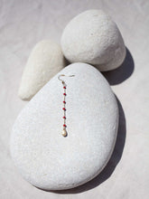 Cargar imagen en el visor de la galería, Pendientes de 5cm de largo con cadena de rosario granate y detalle de lágrima facetada 8x5mm bañada en Oro mate.