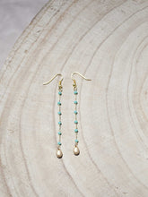 Cargar imagen en el visor de la galería, Pendientes de 5cm de largo con cadena de rosario turquesa y detalle de lágrima facetada 8x5mm bañada en Oro mate.