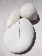 Cargar imagen en el visor de la galería, Pendientes de 5cm de largo con cadena de rosario turquesa y detalle de lágrima facetada 8x5mm bañada en Oro mate.