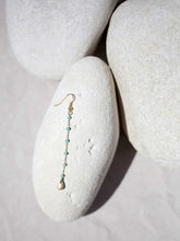 Cargar imagen en el visor de la galería, Pendientes de 5cm de largo con cadena de rosario turquesa y detalle de lágrima facetada 8x5mm bañada en Oro mate.