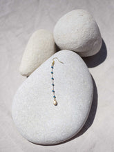 Cargar imagen en el visor de la galería, Pendientes 5cm largo con cadena de rosario verde azulado y detalle de lágrima facetada 8x5mm bañada en Oro mate.