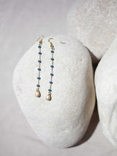 Cargar imagen en el visor de la galería, Pendientes 5cm largo con cadena de rosario verde azulado y detalle de lágrima facetada 8x5mm bañada en Oro mate.