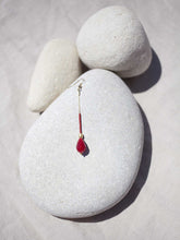 Cargar imagen en el visor de la galería, Pendientes 7cm largo con cadena sencilla 1mm bañada en Oro, lágrima facetada de cristal y miyuki granate.