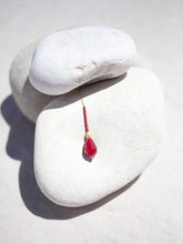 Cargar imagen en el visor de la galería, Pendientes 7cm largo con cadena sencilla 1mm bañada en Oro, lágrima facetada de cristal y miyuki granate.