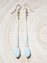 Cargar imagen en el visor de la galería, Pendientes 7cm largo con cadena sencilla 1mm bañada en Oro, lágrima facetada de cristal y miyuki azúl.