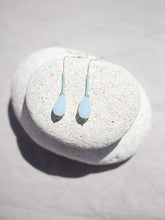Cargar imagen en el visor de la galería, Pendientes 7cm largo con cadena sencilla 1mm bañada en Oro, lágrima facetada de cristal y miyuki azúl.