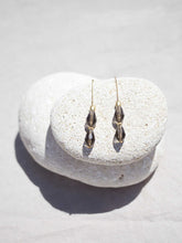 Cargar imagen en el visor de la galería, Pendientes 7 cm de largo con cadena sencilla bañada en oro y doble cristal facetado color visón.