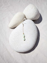 Cargar imagen en el visor de la galería, Pendientes 7 cm de largo con cadena sencilla bañada en oro y doble cristal facetado verde.