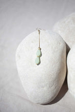 Cargar imagen en el visor de la galería, Pendientes 7 cm de largo con cadena sencilla bañada en oro y doble cristal facetado verde.