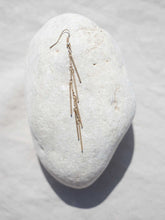 Cargar imagen en el visor de la galería, Pendientes palitos cm largo bañados en oro mate