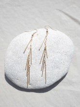 Cargar imagen en el visor de la galería, Pendientes palitos cm largo bañados en oro mate