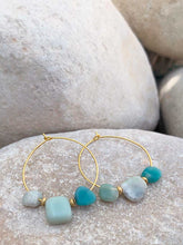 Cargar imagen en el visor de la galería, Pendientes aro oro piedras, aro bañado en mate de 30mm con piedras en tonos verdes turquesas y pequeñas decoraciones en oro mate.