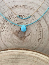 Cargar imagen en el visor de la galería, Collar oro miyuki lagrima/turquesa de 37cm de largo con cristal japonés y lágrima central en color turquesa y extensión para diferentes medidas.