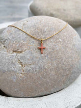 Cargar imagen en el visor de la galería, Collar oro cruz rosa/empolvado con cadena sencilla de 0,7mm de 37cm de largo y cruz esmaltada en rosa empolvado de 10x6mm, con extensión.