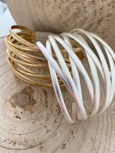 Cargar imagen en el visor de la galería, Brazalete oro entrelazado grande, brazalete bañado en oro mate de tiras entrelazadas entre si de 4,5cm en su arte mas ancha.