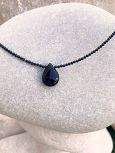 Cargar imagen en el visor de la galería, Collar oro onix negro espinela, lagrima de 18x13mm de onix negro, cadena de cuentas de espinela negra de 38cm de largo con extension.
