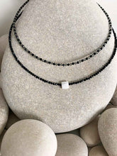 Cargar imagen en el visor de la galería, Collar espinela gris/negro de 37cm de largo con cristal de espinela en negro y gris intercaladas con extension para ponerlo a diferentes medidas.