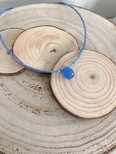 Cargar imagen en el visor de la galería, Collar oro lagrima azul electrico de 38,5cm de largo con cuentas de miyuki y lagrima facetada en azul electrico con extension para diferentes medidas.