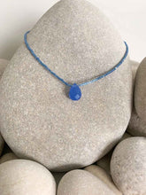 Cargar imagen en el visor de la galería, Collar oro lagrima azul electrico de 38,5cm de largo con cuentas de miyuki y lagrima facetada en azul electrico con extension para diferentes medidas.
